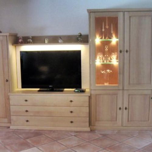 Eiche Wohnwand mit gesofteten Türen