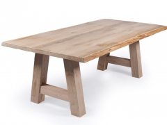 Tisch mit Baumkante
