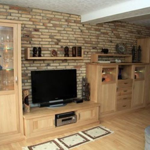 Wohnzimmerschrank mit verschiedenen Höhen und Tiefen