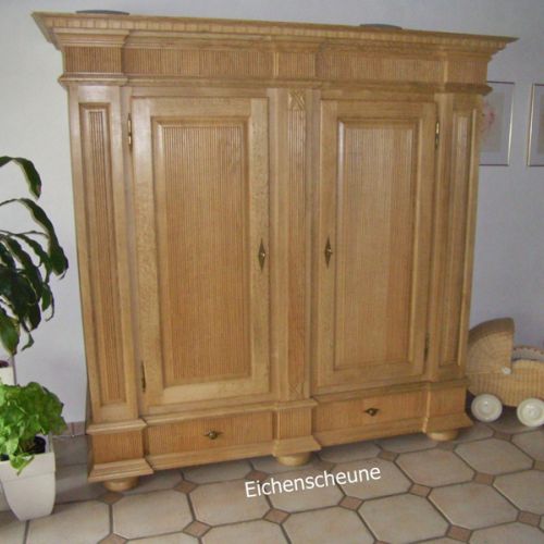 Rillenschrank Eiche massiv