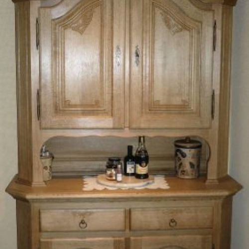 Vitrine mit Aufsatz und Schnitzung