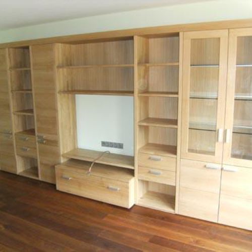 Wohnschrank mit quer laufender Maserung