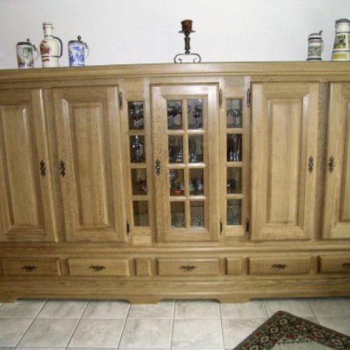 Wohnschrank mit schweren Profilen und Türen