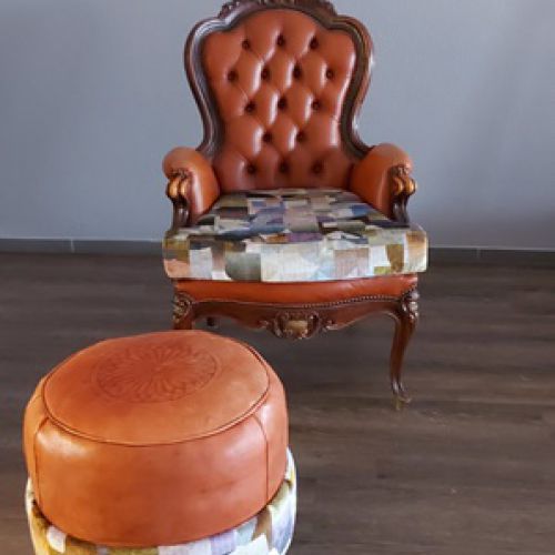 Sessel mit Lederbezug und passendem Hocker